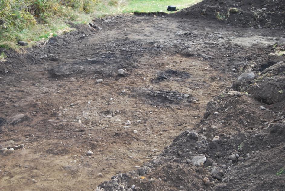 att delar av det blivit bortplöjt. Kokstenlagret var definitivt stört. Det som vi nu fick fram av kokstenslagret var där det låg nere i naturliga försänkningar i undergrunden.