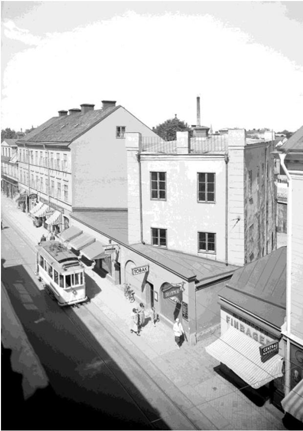 meter över nollnivån. Kvarteret genomgick en större ombyggnad 1988 då galleriadelen byggdes om och kompletterades med en mindre byggnad mot Dragarbrunnsgatan mark som tidigare var planlagd som park.