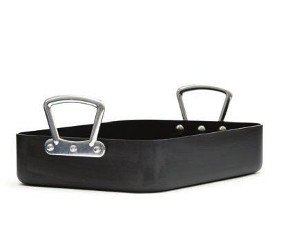 grönsaker och kött i helbit i denna ugnsform i aluminium.