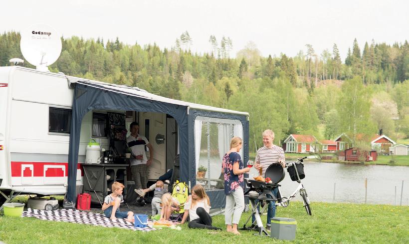 Wecamp Carvan Room 400 En påsmarkis för montering i husvagnens tältskena och som kan sitta kvar på fordonet under färd. Markistaket kan användas som en vanlig markis eller ett soltak.