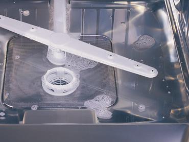 Öppna inte diskmedelsfacket under diskningen - Se till att locket till diskmedelsfacket inte öppnas under påfyllning av disk så att det inte tränger in vatten från propellrarna.