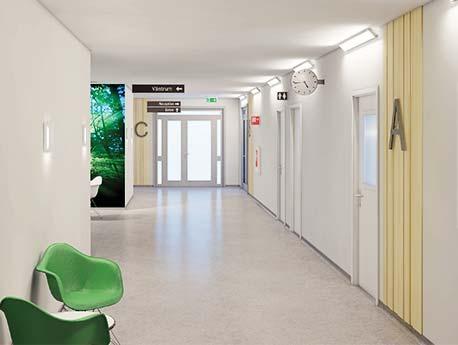 Öppna väntrum och dagrum är placerade i korridorer, vilket tar in dagsljus och underlättar orientering.