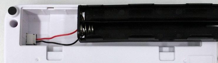 Återmontera batterifackets lock. När batterierna blir urladdade visas symbolen i displayen. Batterierna måste bytas.