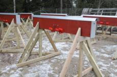 Limträbalkarna har måtten 140 x 315 x 2000 mm. Stolparna har måtten 100 x 100 x 2000 mm. Placering Provgården är placerad vid SP i Borås.