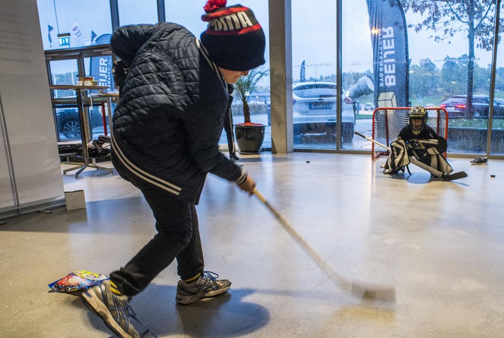 Att leka sin idrott och träna extra är en förutsättning ishockey och många fler idrotter. och successivt bli en del av att idrottssammanhanget bryter ner barriärer.