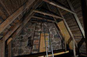 På sakristians vind, i väggen mot kyrkan, finns en trädörr in i koret men som öppnar sig rakt ut i luften. Antagligen har en trappa lett upp hit.