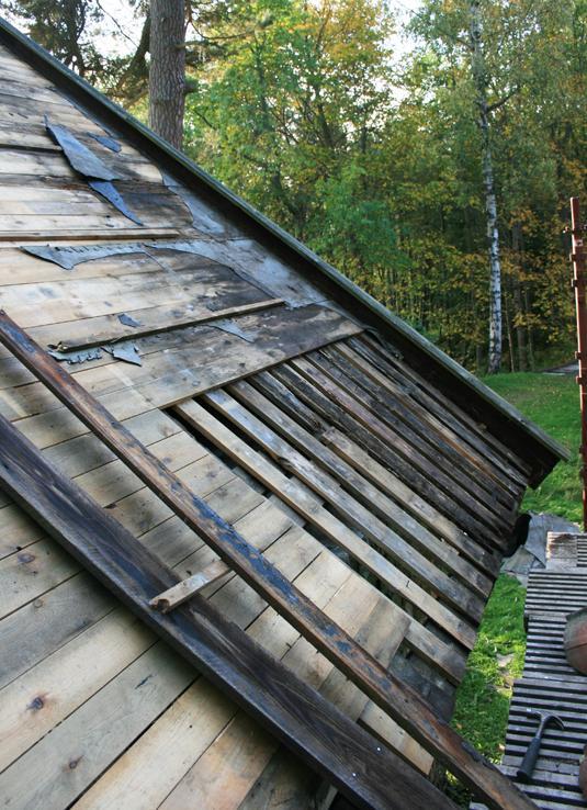 Utförda arbeten Västra takfallet När hantverkarna plockat ned alla lertegelpannor försiktigt, rivit bort läkt och