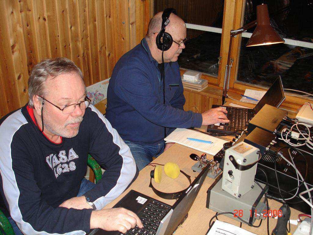 Jan SM5DJZ och Bengt SM5CCT, den hårda kärnan på 80 meter. Logprogram För loggning användes WinTest.