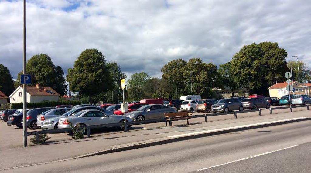 Upprättad 2018-06-20 2017-3408 18(43) Parkeringsyta med 101 parkeringsplatser väster om planområdet. Service I nära anslutning till planområdet finns sjukhus, förskolor, grundskolor och gymnasium.
