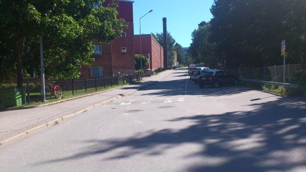 Bild 2. Fogdevreten med smal sektion och snedställda p-platser Trafiksäkerhet Den högsta tillåtna hastighen likhet med övriga gator i området är 30 km/tim i.