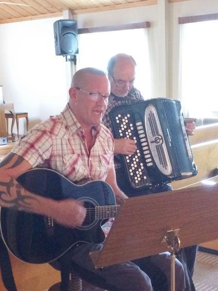 Varje fredag har vi öppet, några fredagar med sång-/musikprogram: 5 oktober Mats Skoog, Bengt Nordh och