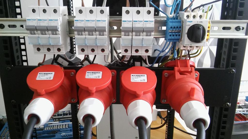 Det är här den inkommande 50 V-ledningen är inkopplad och det är här kabelmodellerna kan kopplas in. Det kan anses som modellens ställverk.