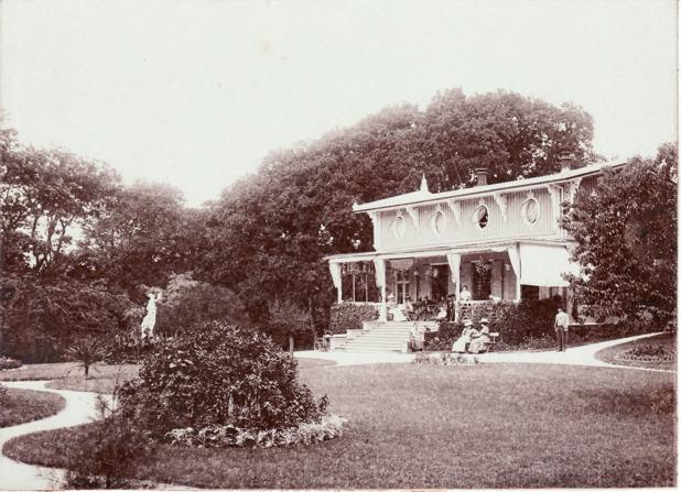 där i Skogshyddan. De hyllades och firades, särskilt på prinsens 35-årsdag, då han uppvaktades av daladräktsklädda ungdomar.