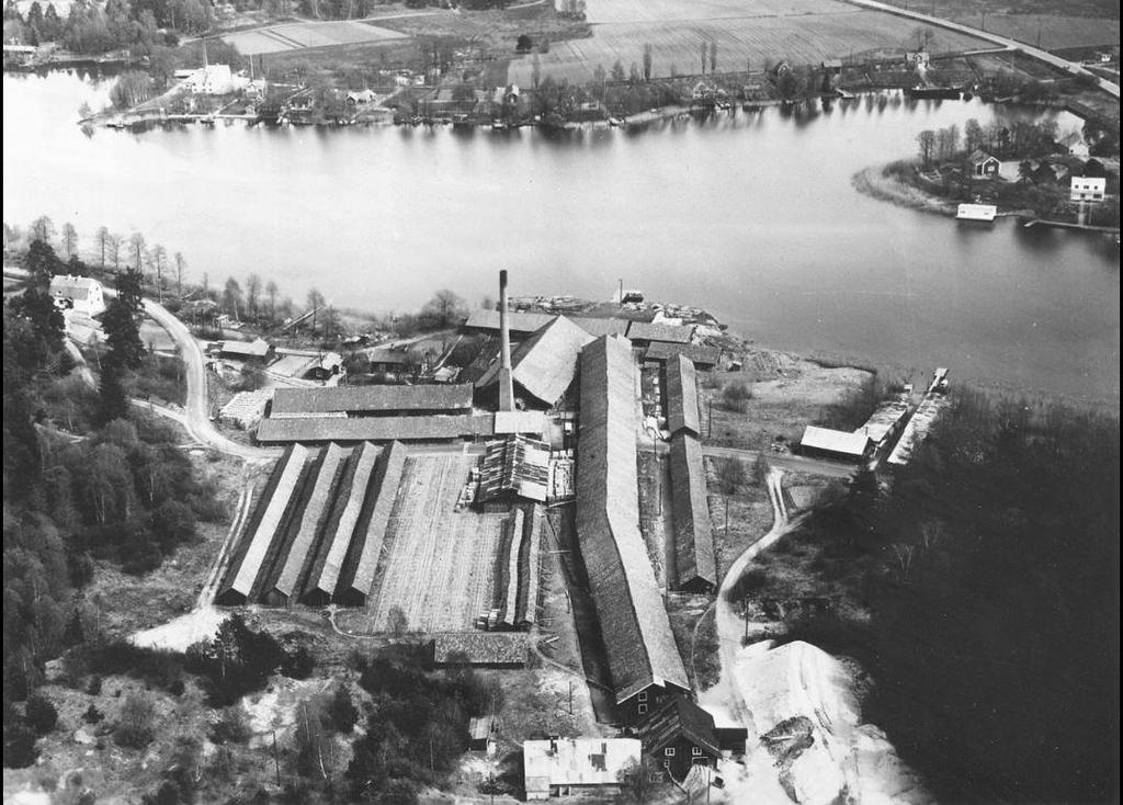 2018-09-10, s 3 (7) Fig 3. Flygbild över Fittja tegelbruk (år 1946). I förgrunden ses torklador för tegel, i mitten av anläggningen ses skorstenen där tegelugnen sannolikt var belägen.