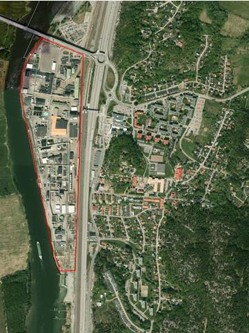 2 Figur 1. Den röda markeringen anger Nouryons fabriksområde mellan Göta Älv och Norge-/Vänerbanan, väster om samhället Bohus.