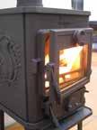 Om du börjar elda när kaminen är kall kan det vara en fördel att låta luckorna stå på glänt under de första minuterna och öppna det sekundära luftintaget till max. - handtaget sitter under askhyllan.