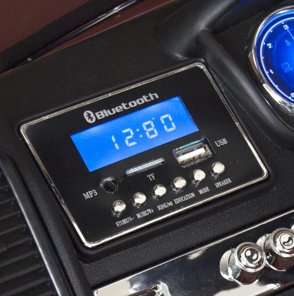 Display 1. På displayen till vänster om ratten finns en voltmätare som visar spänningen i bilens batterier. När bilen är nyladdad och fulladdad ska den visa mellan 13,1-13,3. 2.