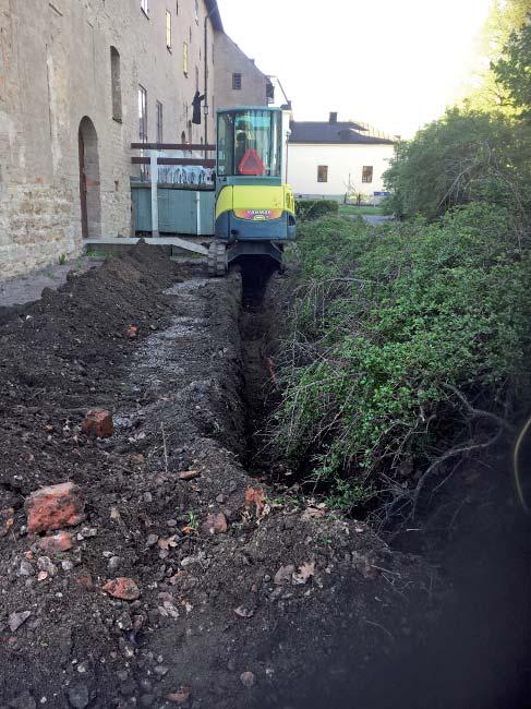Resterande sträckning uppvisade i stort sett samma stratigrafi som den västra profilen; d v s tunna lagerskikt med ljus finsand eller grov sjösand, varvade med skikt med grå silt.