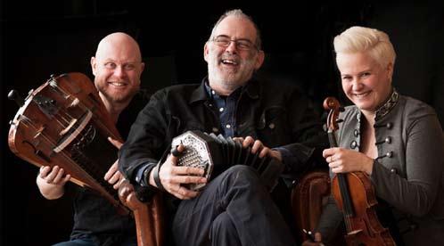 Konsert i Simonsgården 1 juli Doggerland Richard Burgess: sång, concertina Anders Ådin: vevlira, gitarr Jenny Elisabeth Gustafsson: fiol Söndag 1 juli kl 19 Simonsgårdens lada entré 100 kr Med