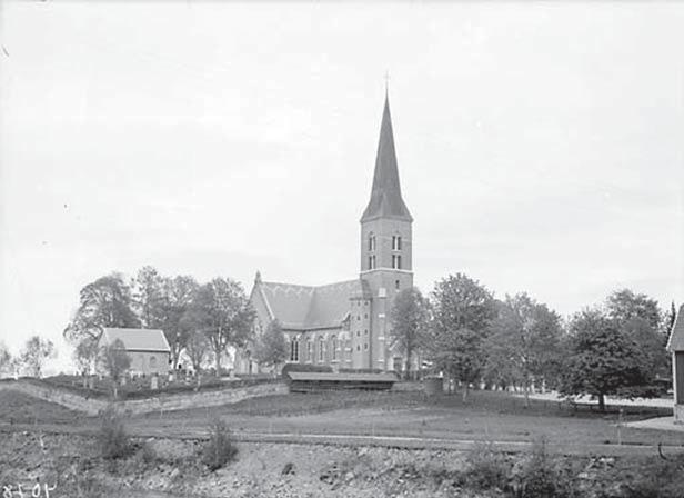 Bakgrund Basfakta om objektet Beskrivning och historik Den äldsta kända kyrkan i Hällestad totalförstördes vid en brand 1893. En ny kyrka uppfördes strax söder om den medeltida kyrkplatsen.