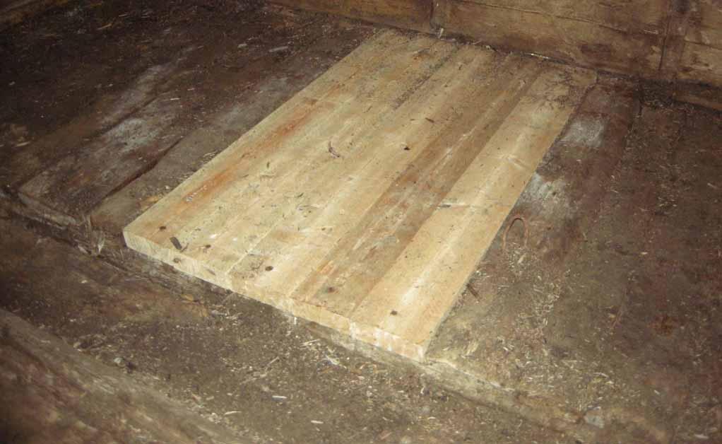 Timmer och övrigt trä Sedan all spillning städats ut blev det tydligt vilka delar av trägolvet som var för dåliga att behålla.