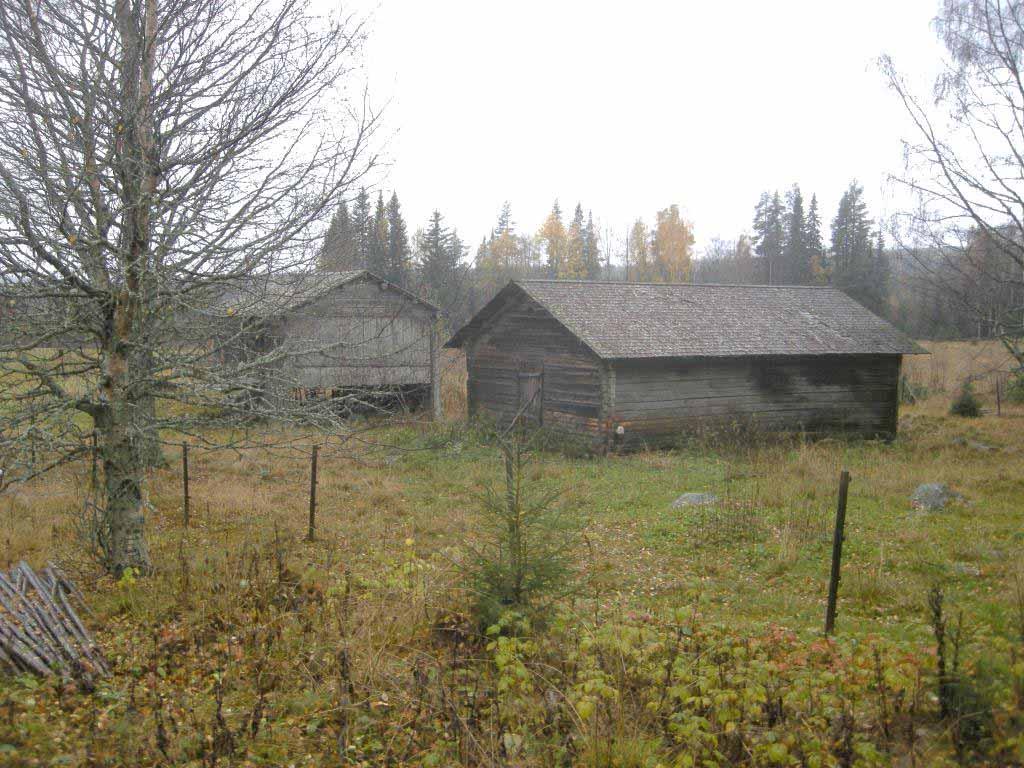 SAMMANFATTNING Under sensommaren 2015 utfördes en renovering av den timrade sommarladugården från 1826 vid Ersk-Mats i Hassela.
