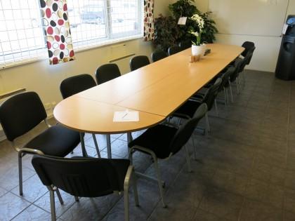 Konferensbord med 16 stolar,