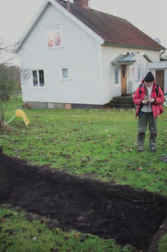 Illustration 17. Schakt 25 med kulturlagret, anläggning 16. Annika dokumenterar. Foto mot sydost. Illustration 18.
