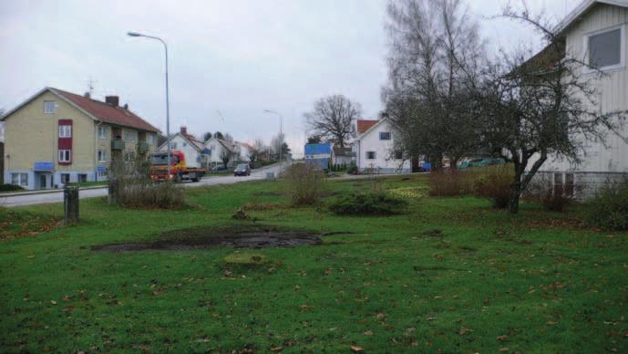 Illustration 22. Vy över en del av den södra delen av utredningsområdet, de igenlagda schakt 15, 13 och 12 anas. Foto mot söder.