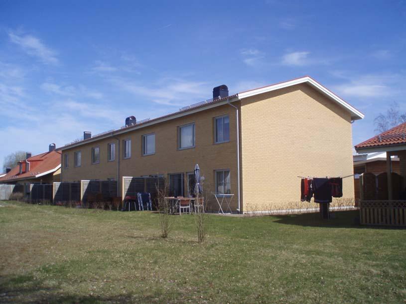 4.1.2 Apollofjärilen 1 Denna byggnad är ett flerbostadshus på två våningar. Båda våningar har träregelväggar med tegelfasad. Hela huset innefattas i klimatskalet.