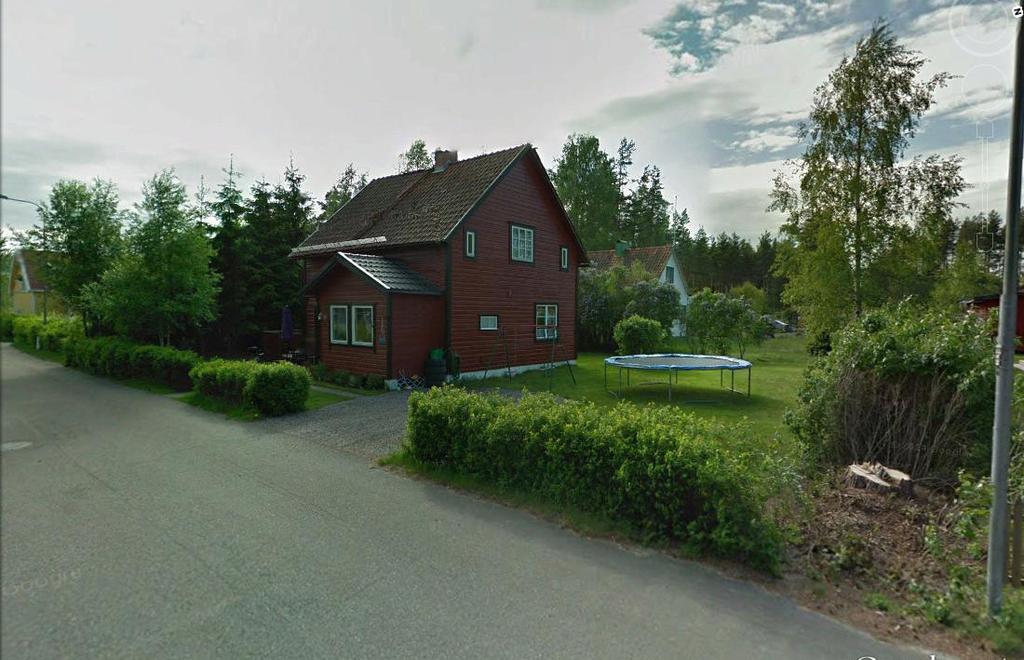 Reklamskylt önskas i sådant läge så att förbipasserande trafik uppfattar skylten i anslutning till butiken.