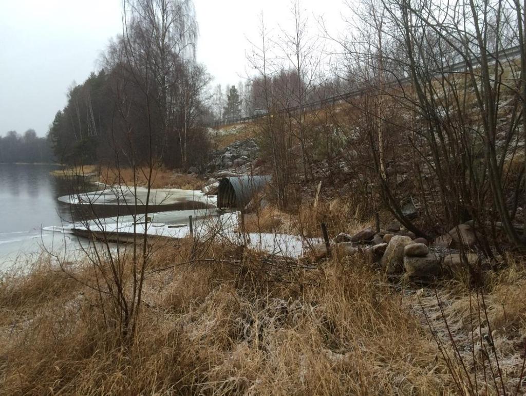 Figur 4 och 5. Brant slänt ned mot Dalälven i Gimsbärke som behöver erosionsskyddas. 5.3 Genomförande Erosionsskydden kommer att anläggas från land.