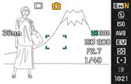 ANM. En autonärbildsfunktion känner av hur långt bort från objektivet motivet befinner sig och väljer automatiskt antingen närbildsfokus eller autofokus därefter.