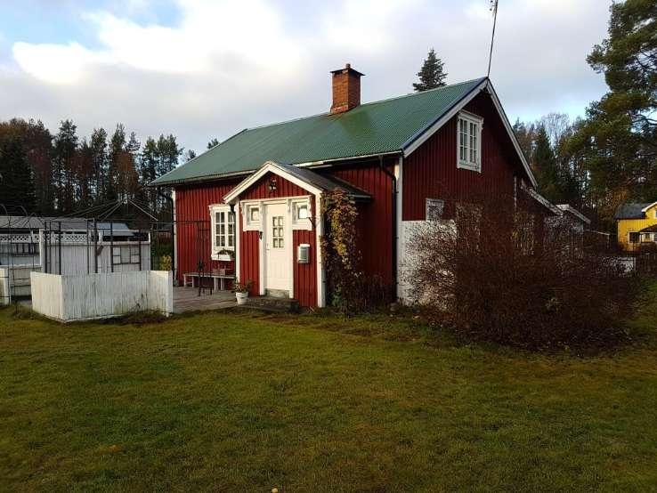 Byggnadsbeskrivning Bostadsbyggnad Byggnadsår/ ombyggnadsår: 1870 / 2010 Hustyp/antal våningar: 1 ½-plans hus Taktyp, takbeläggning: Sadeltak med plåt Grundkonstruktion: Betongplatta på mark