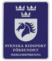 För att få anslå skylten KVALITETSMÄRKT RIDSKOLA ställs bland annat speciella krav om svensk ridlärarutbildning för anställd personal.