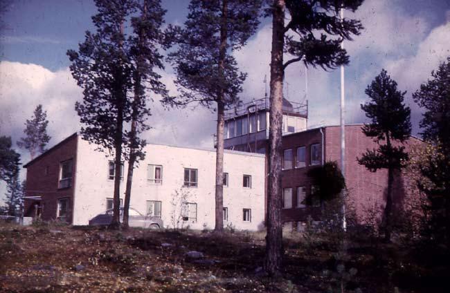 Fig. 1 Institutet för rymdfysik grundades för femtio år sedan, 1957, som Kiruna geofysiska observatorium och har idag ca 110 anställda i Kiruna, Umeå, Uppsala och Lund.