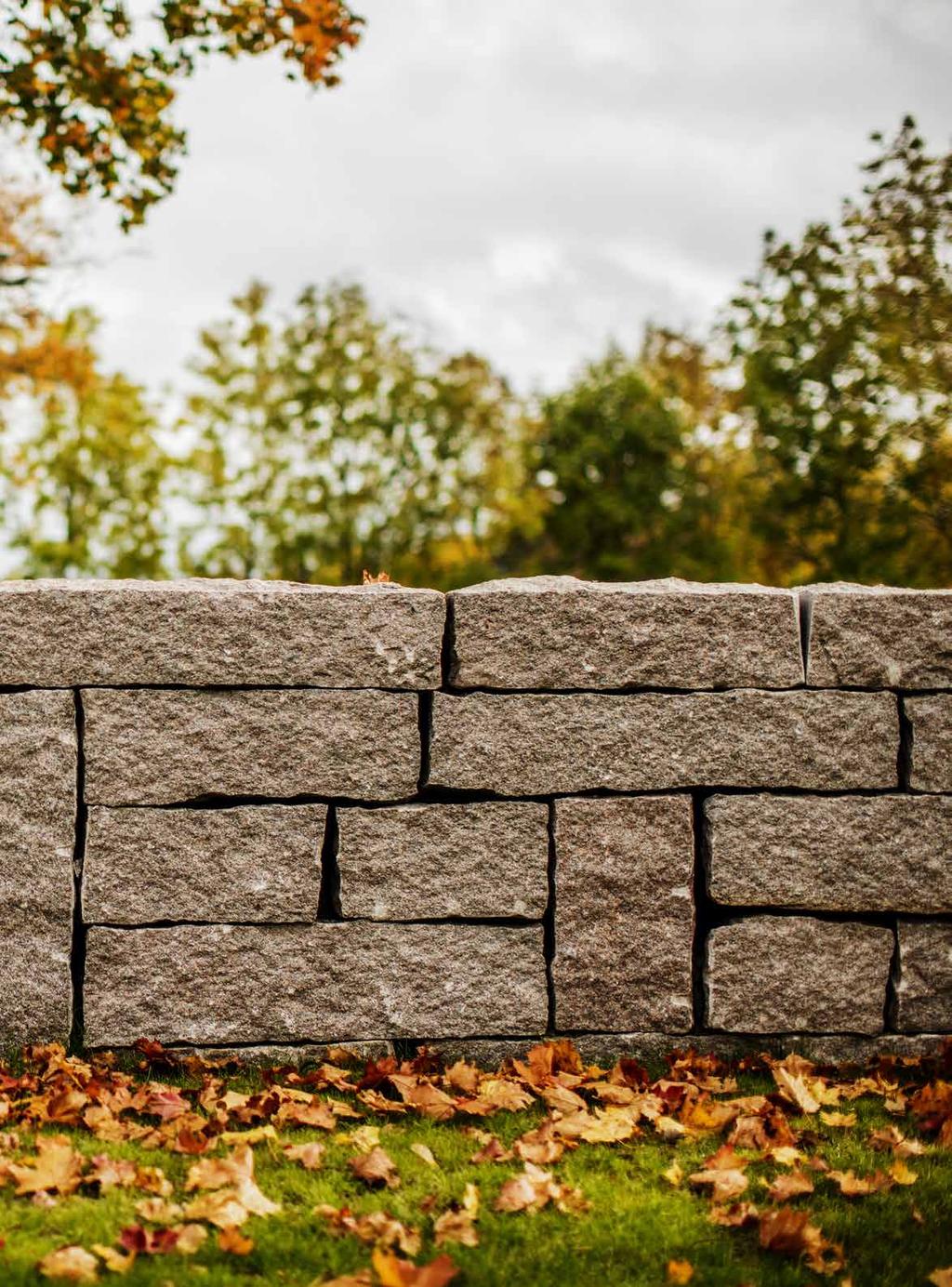 STAPELMUR Vår stapelmur byggs av stora block av Bohus granit. Muren används främst som stödmur men det går även att bygga som fristående mur, t.