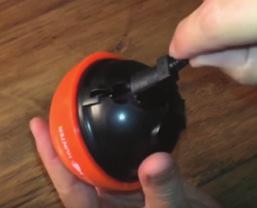 Tryck in USB-kabeln i botten av ekolodet så att den går in ordentligt.