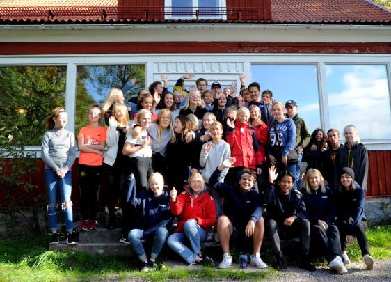 För att ge ungdomar från hela landet ökade möjligheter att delta i lägren har vi inrättat resestipendier för barn till medlemmar från kretsar utanför Stockholmsområdet.