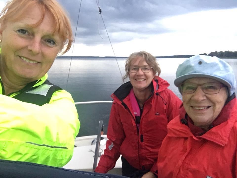 Vem kan segla förutan vind och köra förutan motor? I Karlstads segelbåtshamn ligger en väldigt speciell tant.