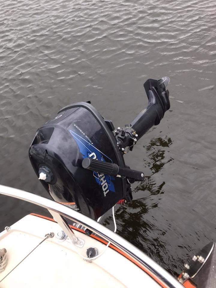 mörkret faller på. Vi inser att vi nog måste kasta in handduken krypa till korset bita i det sura äpplet, vilket för oss är likställt med att starta motorn.