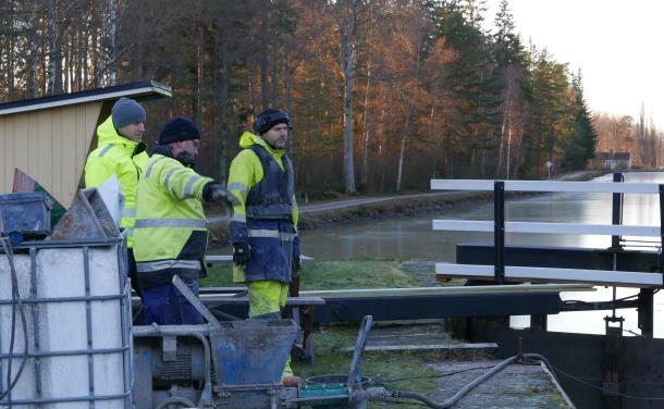 Nästan omedelbart efter att kanaltrafiken upphört för året påbörjas reparations-och underhållsarbeten inför nästa säsong.