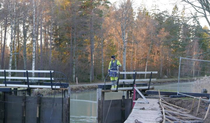för att säkra kanalen för framtiden eller så ingår det i normalt underhåll för det slitage som uppstår när båtar rör sig i kanalen. Projekt Göta kanal 2,0 sträcker sig över 5 år och avslutas år 2020.