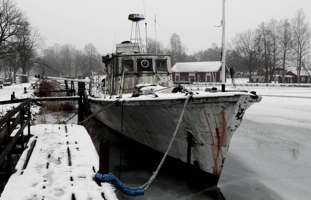 Den stolta minsveparen M16, Joseph Conrads öde beseglat Mitt under brinnande andra världskrig byggdes ett 20-tal minsvepare av typen M20. De hade en längd av 27 meter och en bredd av 5 meter.