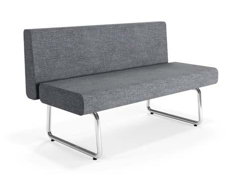 svartbetsad ek. Täcke av quiltad, formskuren viskoelastisk polyeter. Keder i samma tyg som soffa alt. läder.