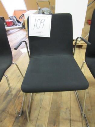 1 Offecct svart stol