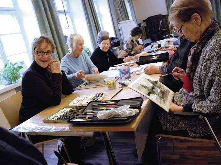 På Konstklubben är den sociala gemenskapen central. På måndagarna samlas man för att måla och umgås över en kaffekopp.
