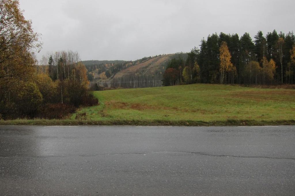 3.5 Byggnadstekniska förutsättningar Geoteknik och berggrund Vägen går genom svagt till måttligt kuperat skogslandskap där jorden huvudsakligen består av morän med lokala inslag av lera/silt, sand,