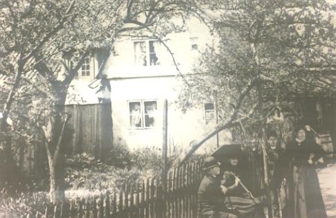 Fig. 14. Foto från ca. 1895 taget från granntomten mot norr där huvudbyggnadens takkupa syns tydligt. bakom trädet till vänster i bild. Notera att det på granntomt då stod ett mindre bostadshus.