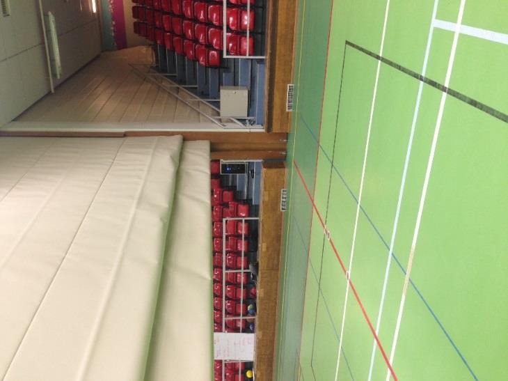 I mitten av hallen fanns det en draperivägg som kunde fällas ner och på så sätt dela in såväl plan som läktare till två separata delar, se.